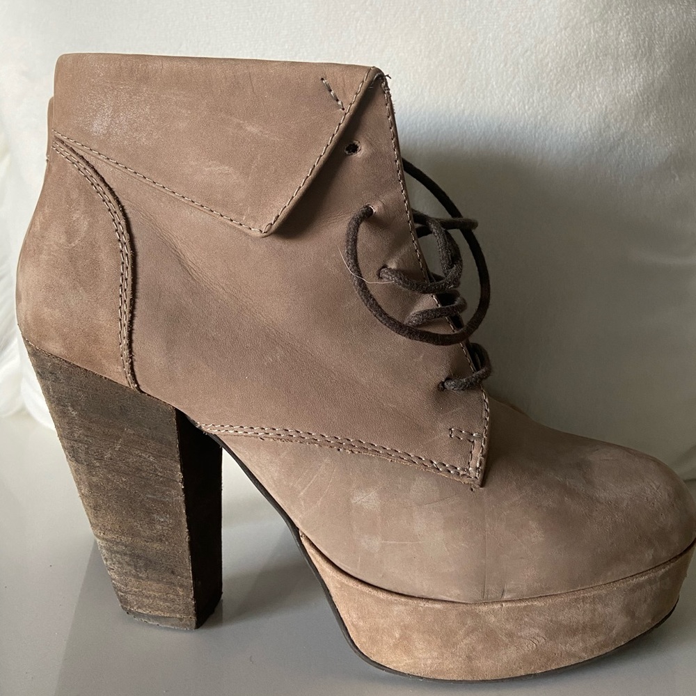Tan Steve Madden platform Heels, Suede, Size 9